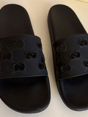Gucci Black slides with repeating interlocking logo pattern #slides #designer